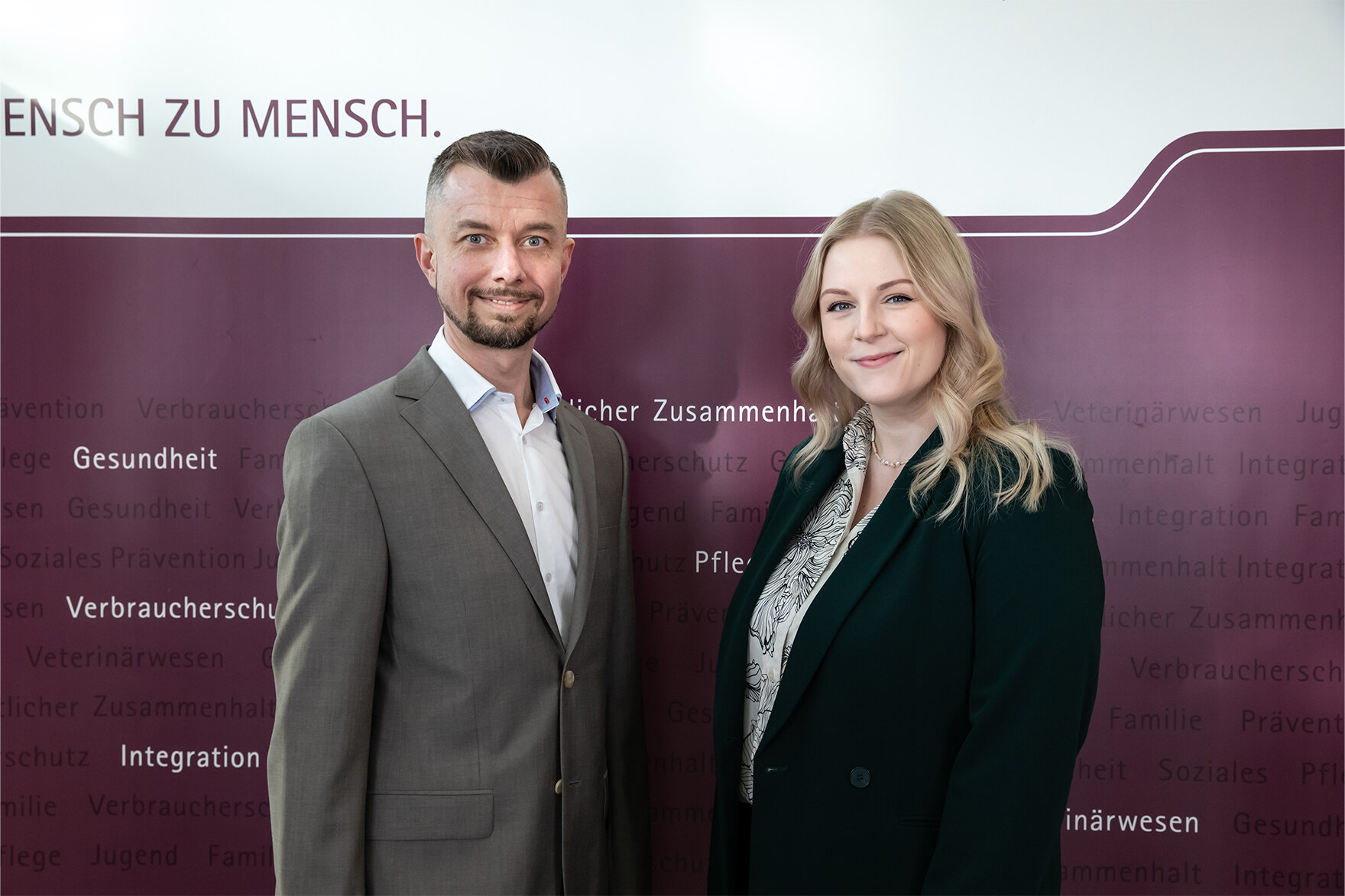 Tilo Hellmann und Sophie Retschke stehen nebeneinander